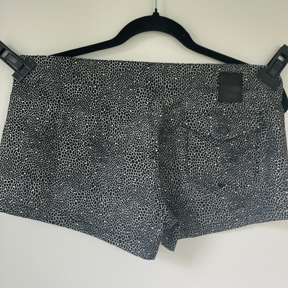 Burton NWT size 27 Shearwater Hybrid Shorts black and white - Picture 9 of 13